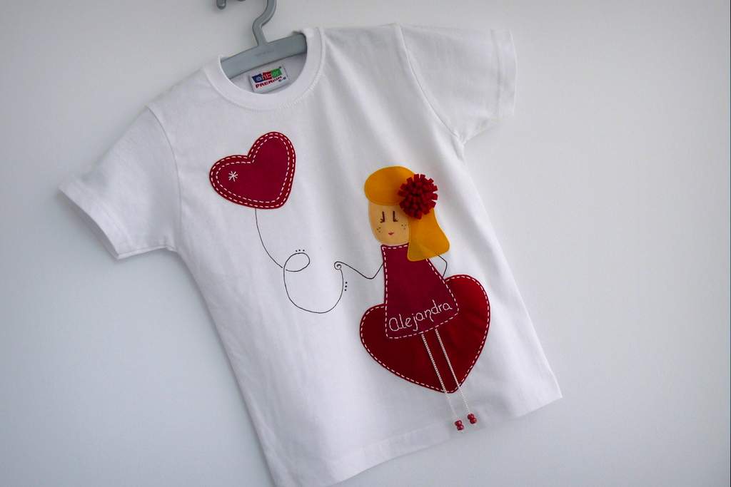 camiseta fieltro personalizada artesania hecho a mano nina enamorada-003