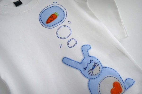 camiseta-personalizada-fieltro-a-mano-artesania-sonando-zanahorias 002