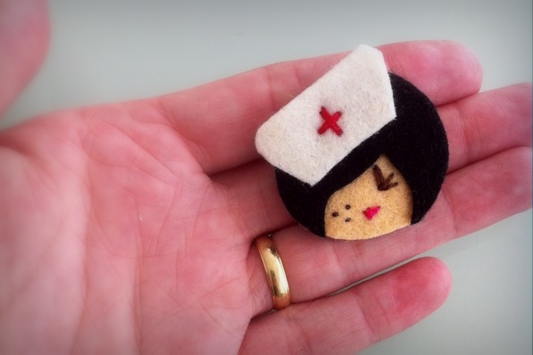 broche de miniaturas en fieltro de enfermeras
